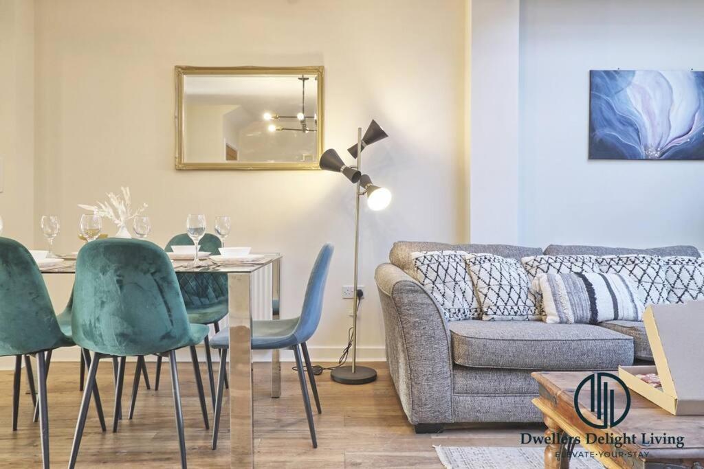 - un salon avec un canapé, une table et des chaises dans l'établissement Stylish 3Bedrooms 2 Bath in Harold wood Romford, à Harold Wood