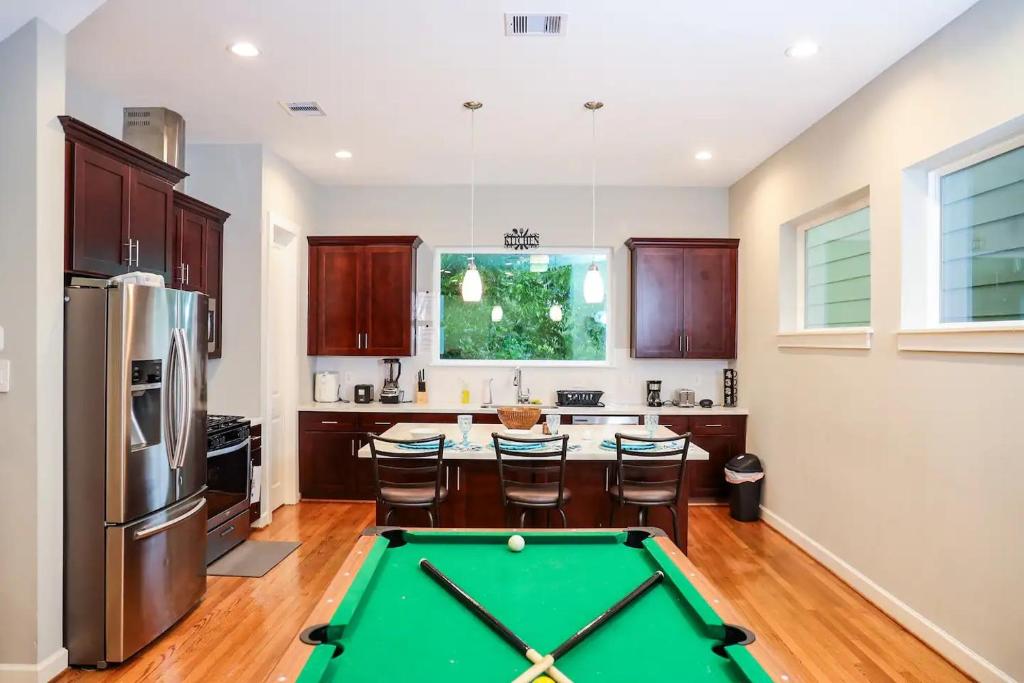 una cucina con tavolo da biliardo in una camera di Cozy 6BR Home near MedCtr, NRG Stadium, with Fast Wi-Fi a Houston