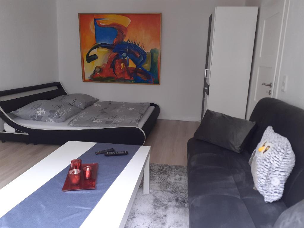 sala de estar con cama y sofá en Fachwerk-Appartement mit Charme, en Bad Sooden-Allendorf