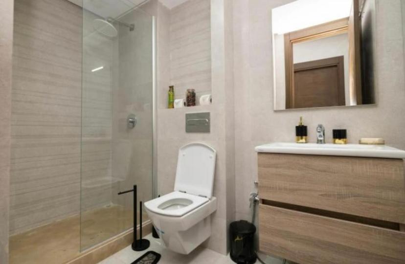 W łazience znajduje się toaleta, prysznic i umywalka. w obiekcie Jack beach w mieście Dar Bouazza