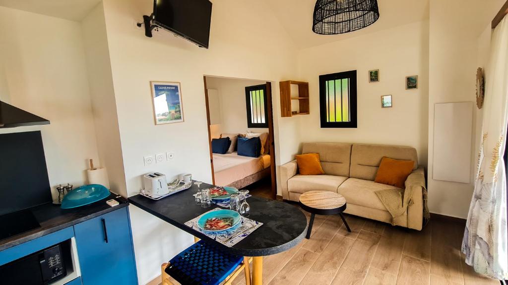 Bungalow V&eacute;tyver tesisinde bir oturma alan&#x131;