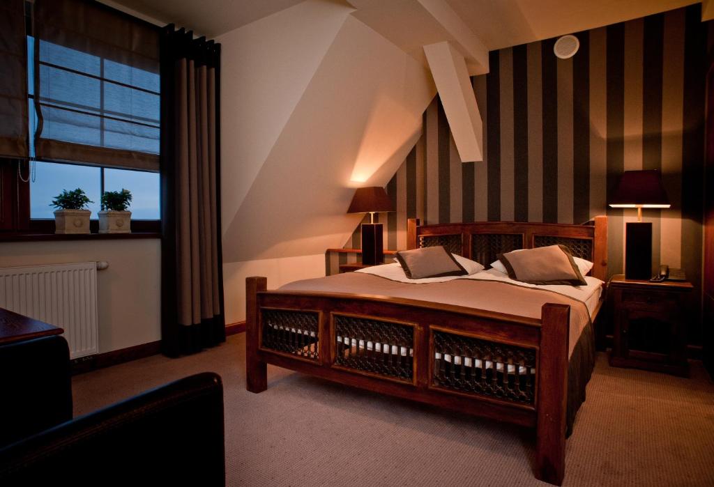 Postel nebo postele na pokoji v ubytování Hotel Tumski