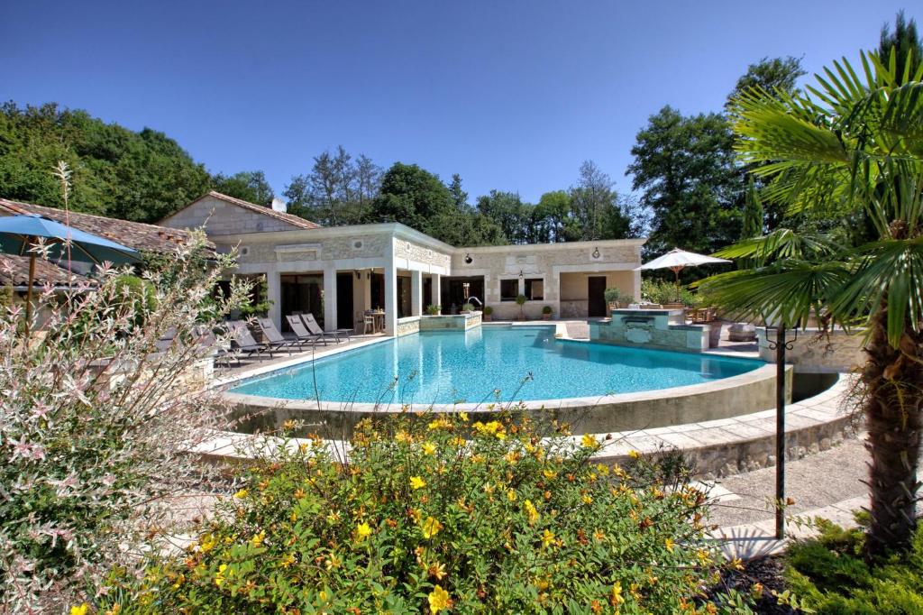 une piscine dans l'arrière-cour d'une maison dans l'établissement Ancien moulin rénové proche de Bordeaux, à Carignan