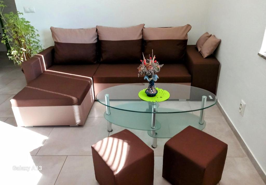 sala de estar con sofá y mesa de cristal en Ubytovanie u Slovana - Apartmán 1, 