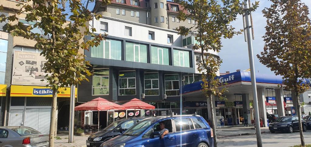 una furgoneta azul estacionada frente a un edificio en E & P HOTEL, en Tetovo