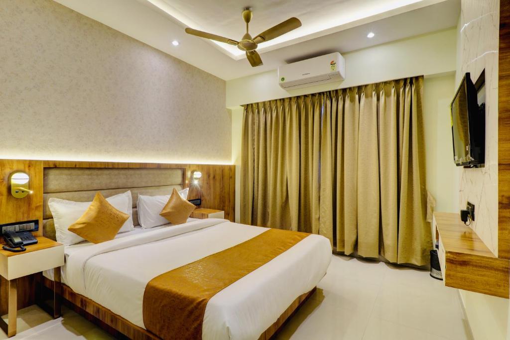 Postel nebo postele na pokoji v ubytování Home2 Suites and Service Apartments, Mumbai Airport
