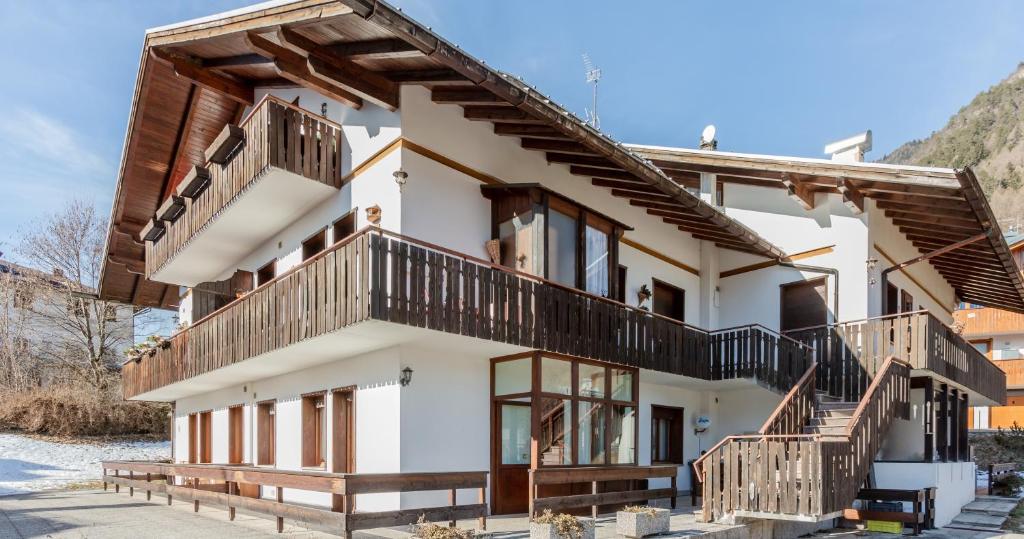 Una casa en las montañas con balcones de madera en Lioda Sun, en Valle di Cadore