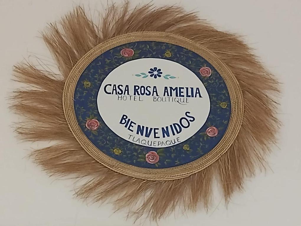 une plaque ronde entourée d'une plume brune dans l'établissement Casa Rosa Amelia, à Guadalajara