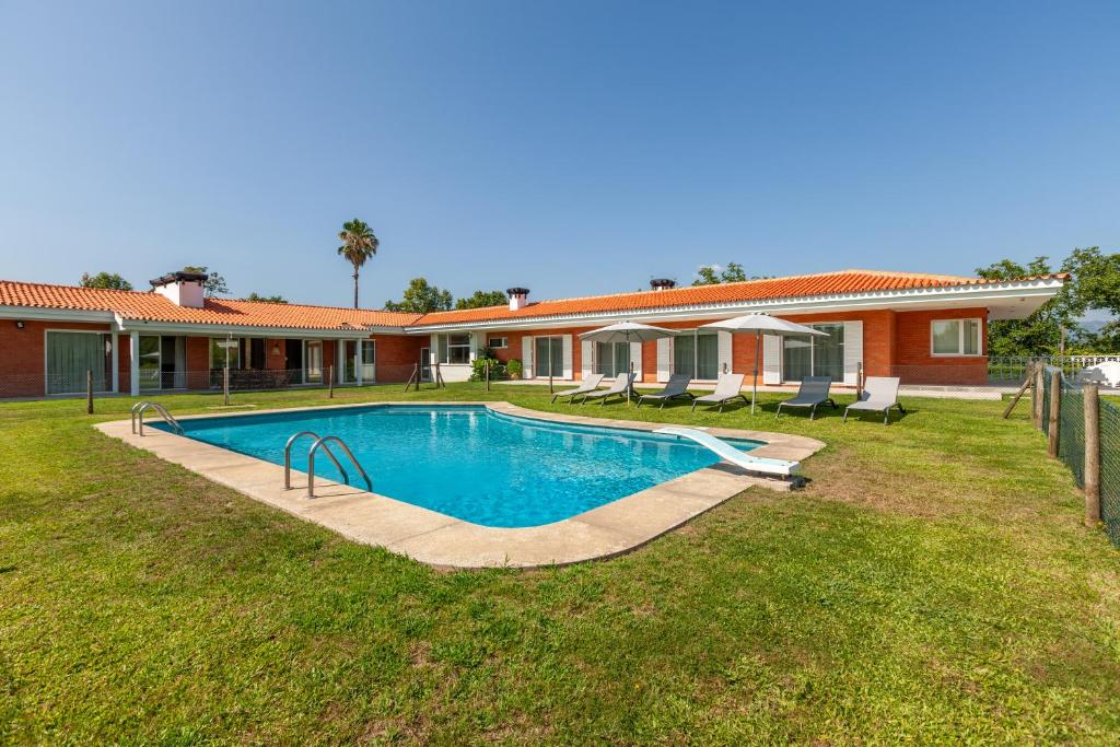 una casa con piscina en el patio en Solar de Prado - Minho's Guest, en Vila de Prado