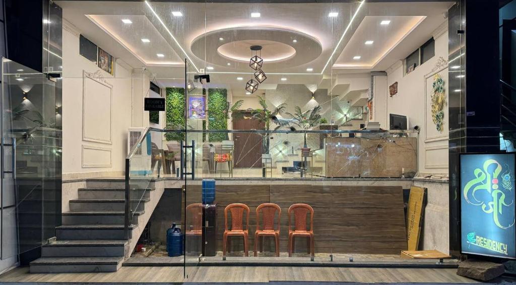 un negozio con tre sedie arancioni in un negozio di Hotel Shreeji Residency a Pachmarhī