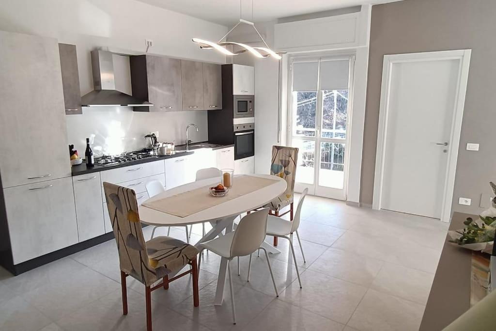 een keuken met een tafel en stoelen in een kamer bij Appartamento Casa Alice in Omegna