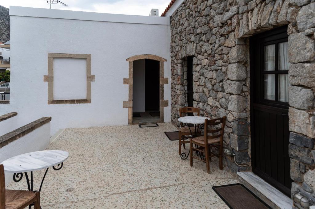Patio nebo venkovní prostory v ubytování Belessi's Mansion 1