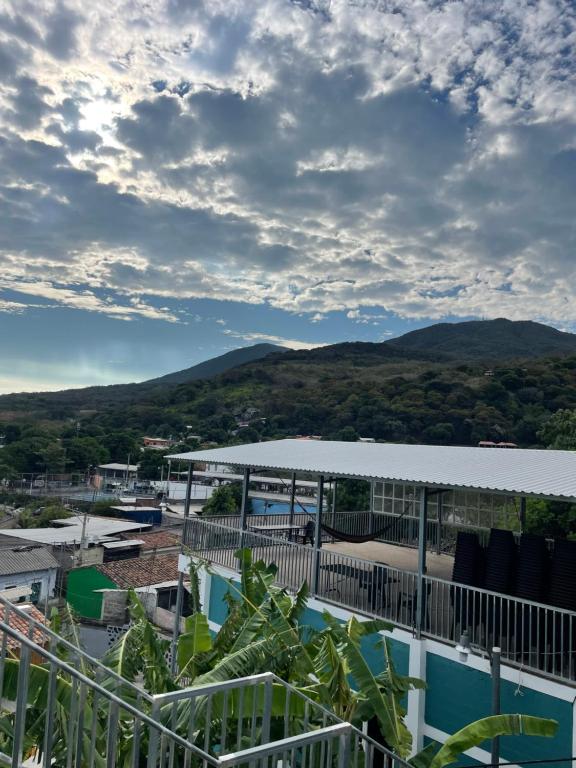 een uitzicht vanaf het balkon van een gebouw met bergen op de achtergrond bij Hotel y Restaurante El Cafetalito in Conchagua