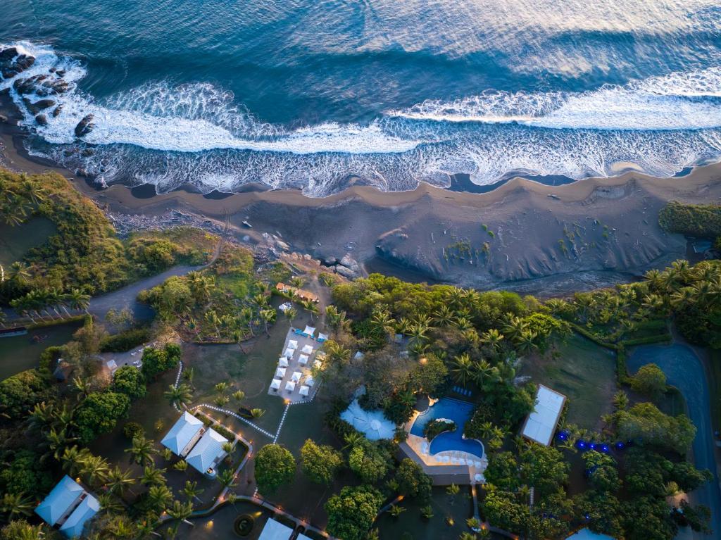 una vista aérea de la playa y el océano en Azul Hotel &amp; Retreat, en Playa Azul