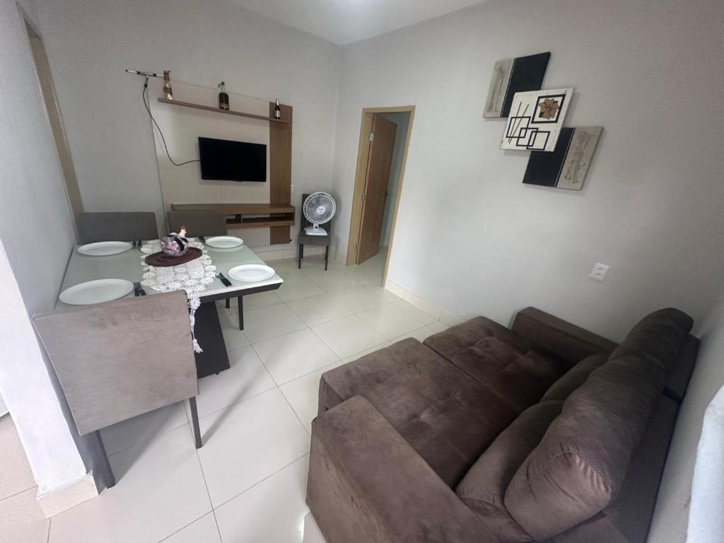 uma sala de estar com um sofá e uma mesa em Casa - Temporada Cuiabá MT em Cuiabá
