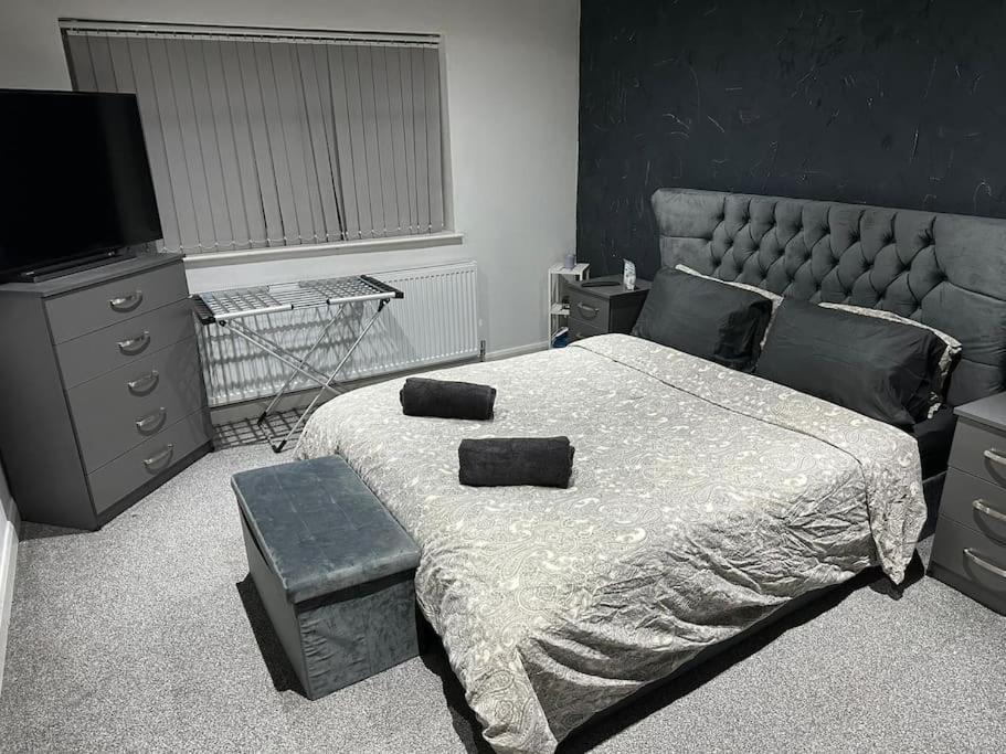 Ένα ή περισσότερα κρεβάτια σε δωμάτιο στο Charming Heywood retreat house