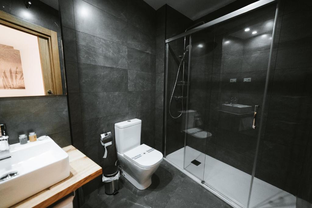A bathroom at SUITES BERRUETA , Plaza Mayor by Albany