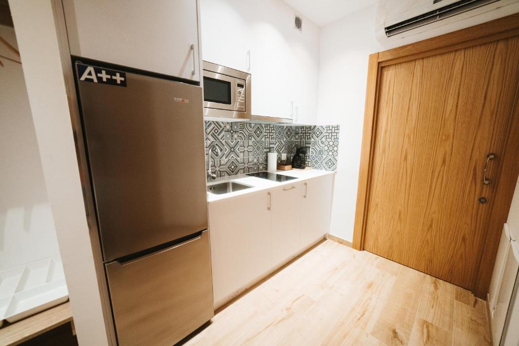 A kitchen or kitchenette at SUITES BERRUETA , Plaza Mayor by Albany