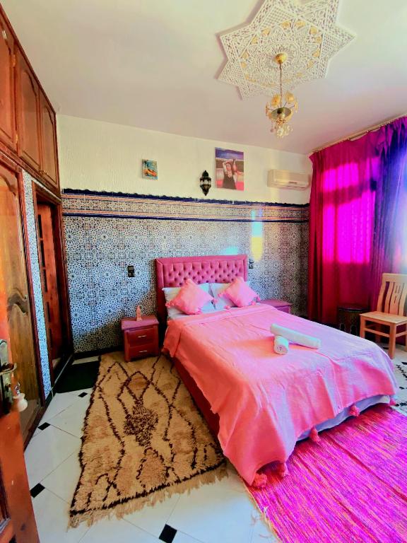 Postel nebo postele na pokoji v ubytování Dar Merzouga Meknes