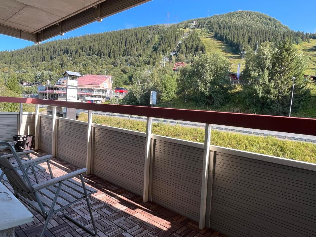 a balcony with a chair and a view of a mountain at Åre Travel - Center in Åre
