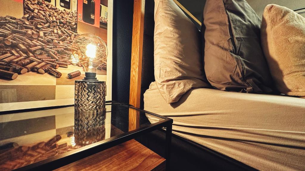 een lamp op een glazen tafel naast een bed bij Piz Alpina die grosse, moderne Wohnung mit Bergsicht in Davos