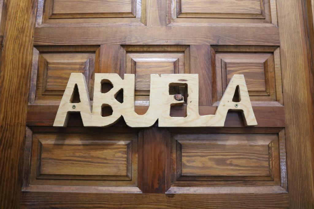 um sinal numa porta de madeira com o wordarma em El Regajo em Ayora