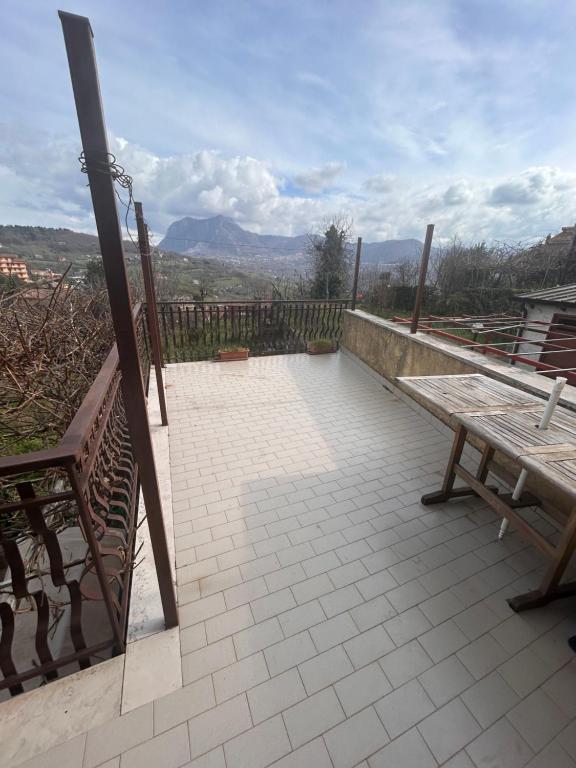 einen Balkon mit einer Bank und Bergblick in der Unterkunft Villa Castello in Montefalcione