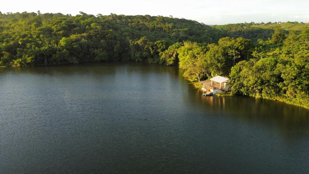una vista aérea de una casa en medio de un lago en Fazenda sol nascente, en Pau dʼAlho