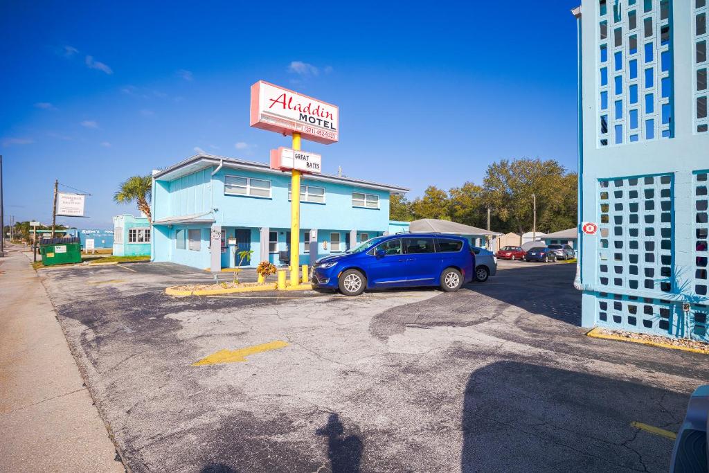 un coche azul estacionado frente a un edificio en Aladdin Motel By OYO Merritt Island en Merritt Island