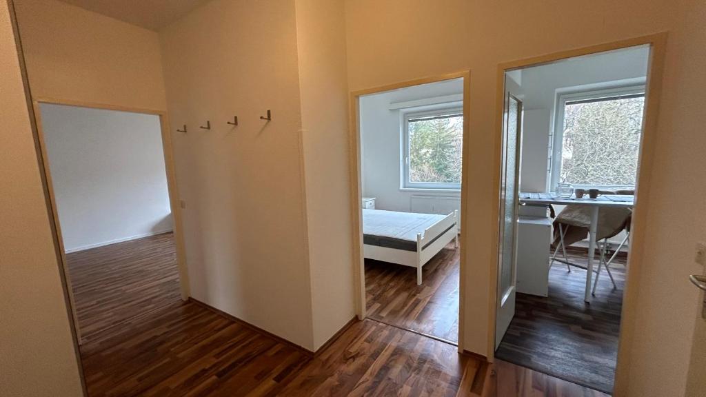 Zimmer mit einem Bett und einem Esszimmer in der Unterkunft Vienna cozy & lovely Apartment in Wien