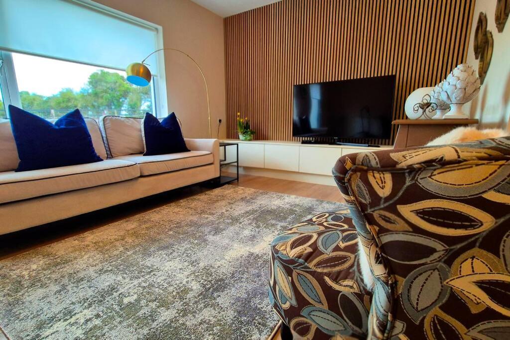 TV a/nebo společenská místnost v ubytování Modern country charm apartment.