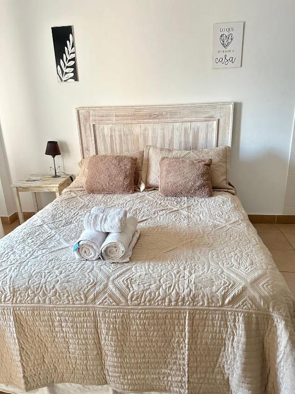 a white bed with two towels on top of it at Alquileres Temporales Monoambiente Zona Centro in Concordia