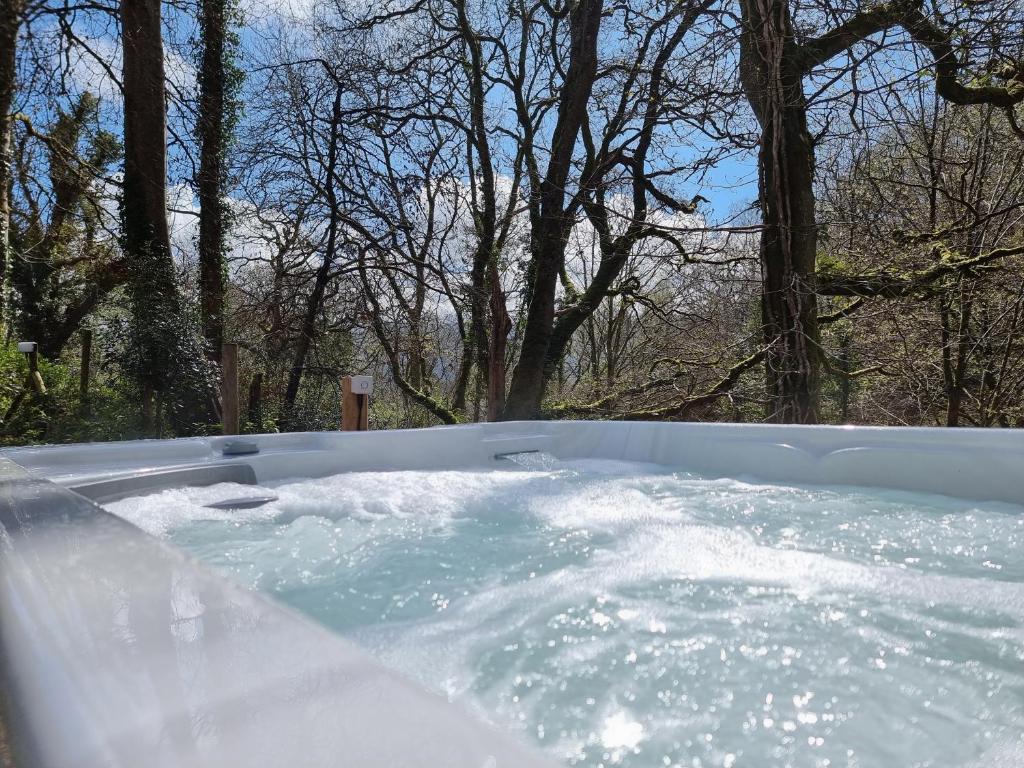 a jacuzzi tub with snow on top of it at Nyth Y Goedwig in Dolgellau
