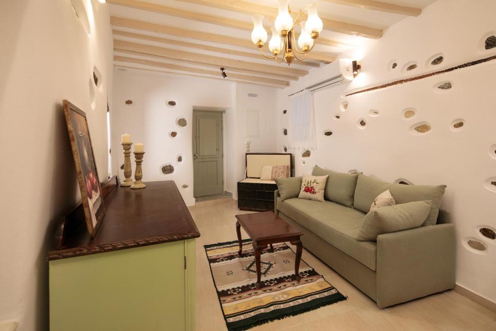 uma sala de estar com um sofá e uma mesa em CASA NEL BORGO n.2 em Naxos Chora