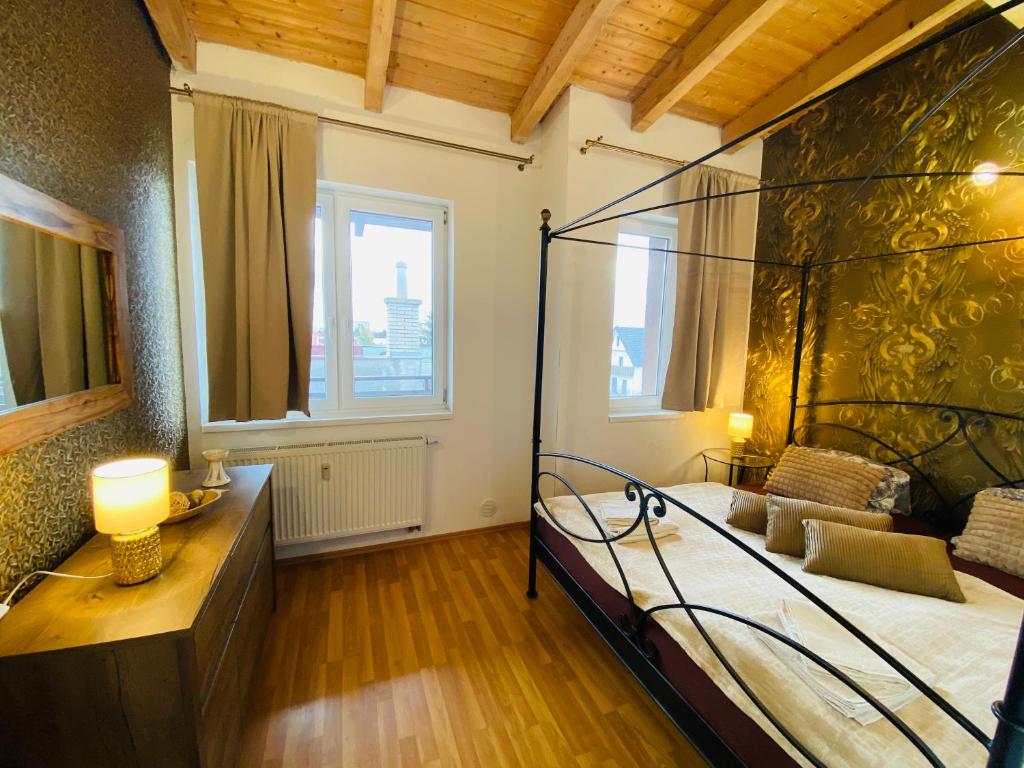 1 dormitorio con cama de metal y ventana en Dream apartment en Bratislava