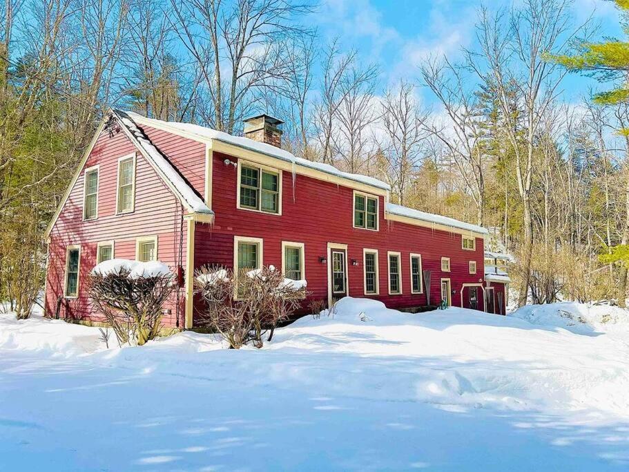 Une grange rouge avec de la neige devant elle dans l'établissement NEW Scandi Ski House! Farmhouse, Hot Tub, à Andover