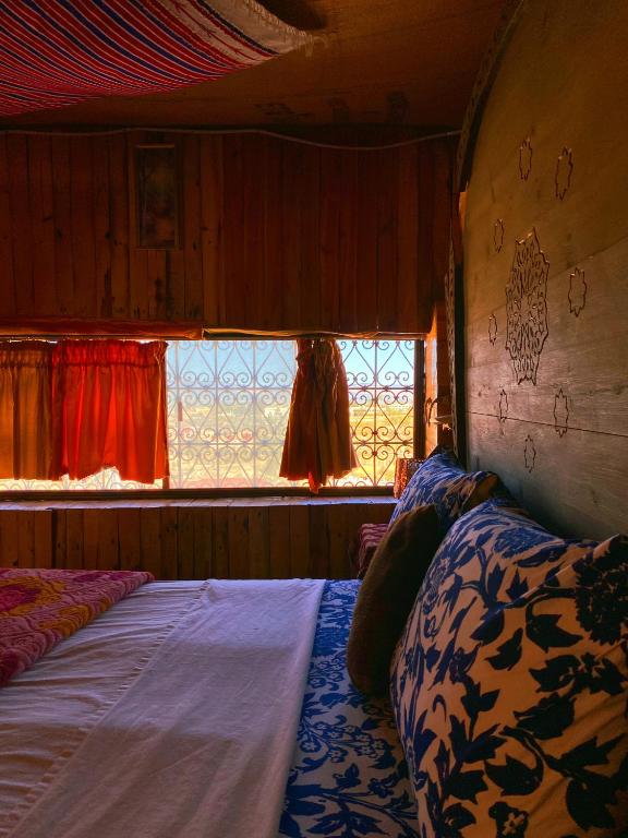 Postel nebo postele na pokoji v ubytování Dar Merzouga Meknes