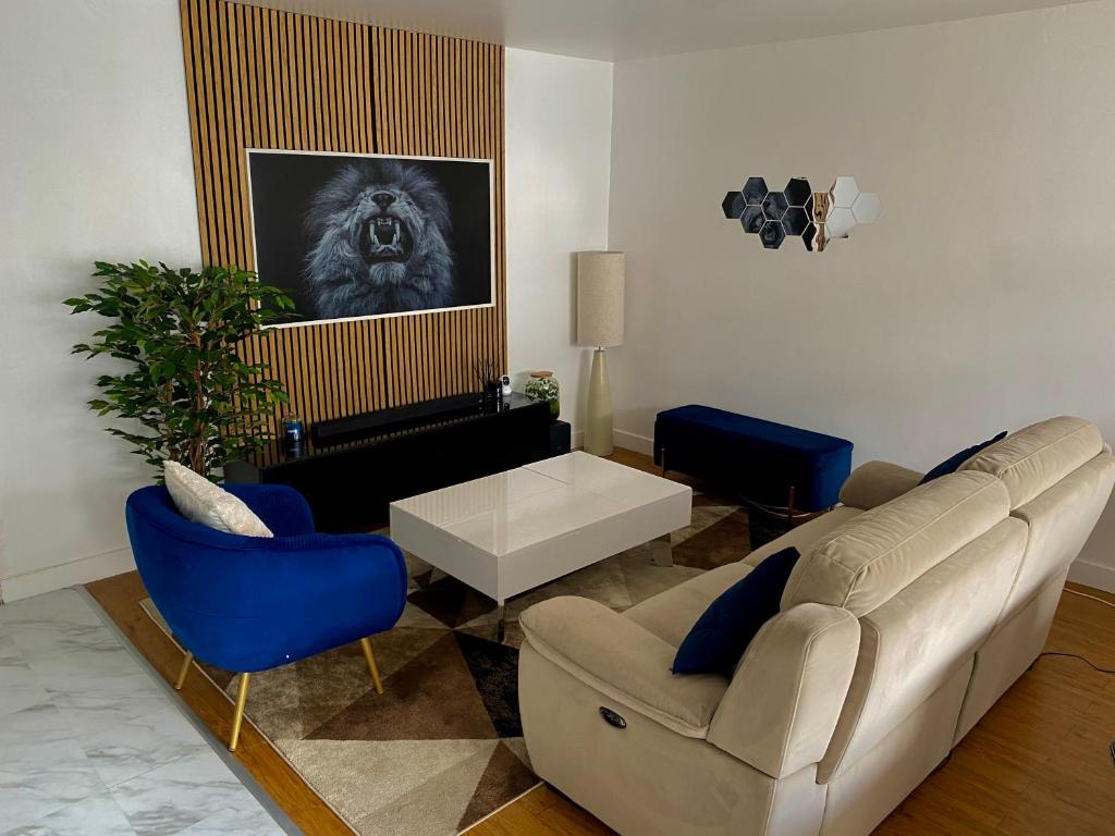 - un salon avec un canapé et des fauteuils bleus dans l'établissement Appartement rénové et aux portes de Paris !, à Nanterre