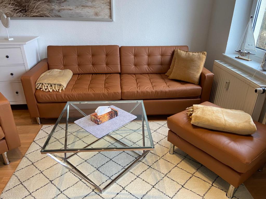 ein Wohnzimmer mit einer Couch und einem Glastisch in der Unterkunft Ferienwohnung Sellin in Ostseebad Sellin