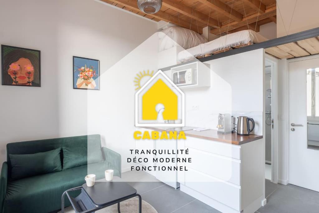 una cocina con un sofá verde en una habitación en Cabana & Studio Duplex Parilly - Métro 5 minutes, en Bron