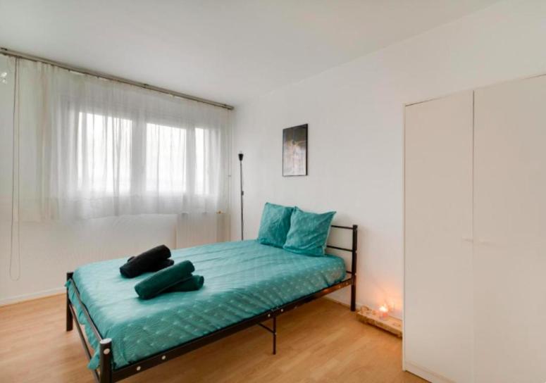 Łóżko lub łóżka w pokoju w obiekcie En HAUTEUR - proche PARIS