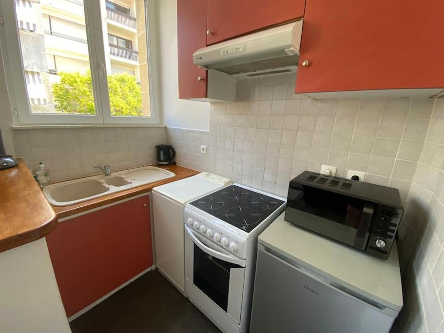a small kitchen with a stove and a sink at studio BORDEAUX CHARTRONS (3) in Bordeaux