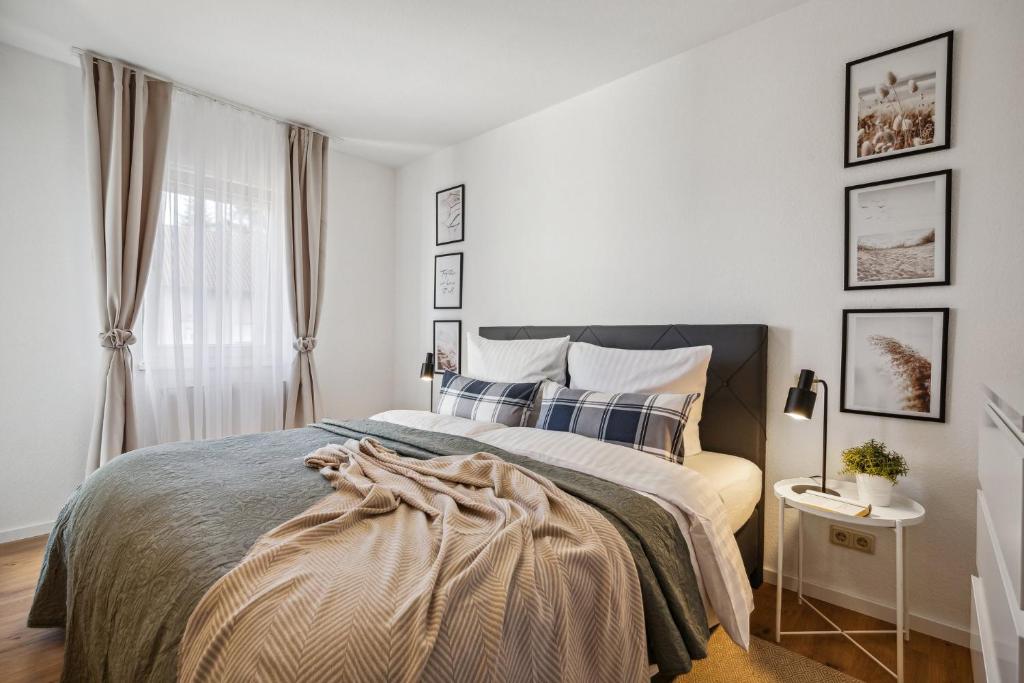 ein weißes Schlafzimmer mit einem Bett und einem Fenster in der Unterkunft Comfort Apartment - bis 4 Pers - Neunkirchen City - Parkplatz - Garage - WiFi - Bad - Balkon in Neunkirchen