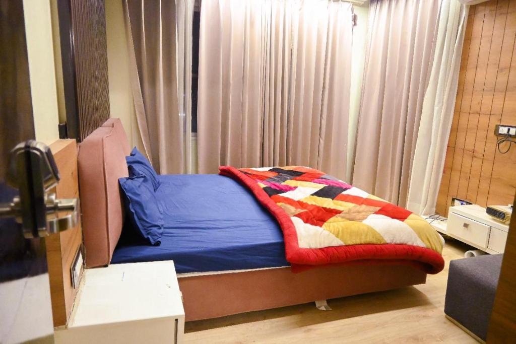 Cama o camas de una habitación en luxurious 3bhk with jacuzzi smart TV and terrace Airport view