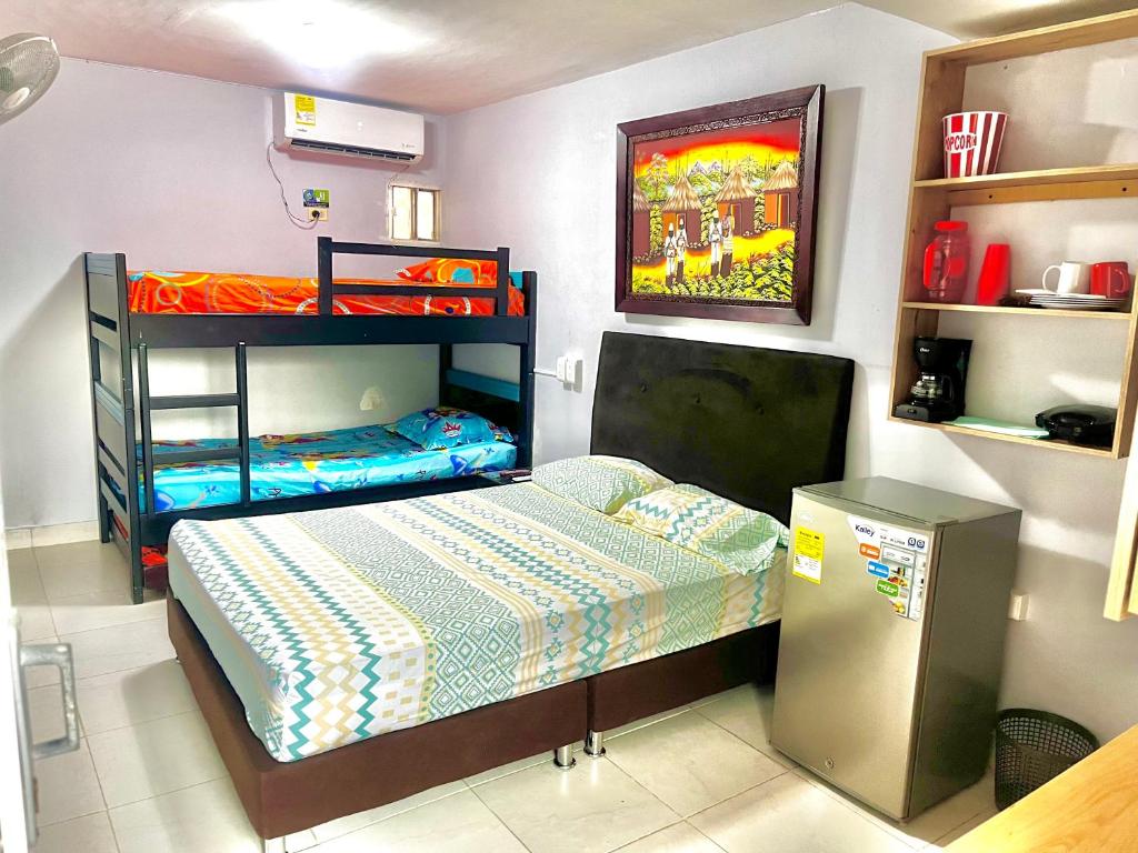 a bedroom with two bunk beds and a bed at Habitación amplia independiente en Riohacha in Ríohacha