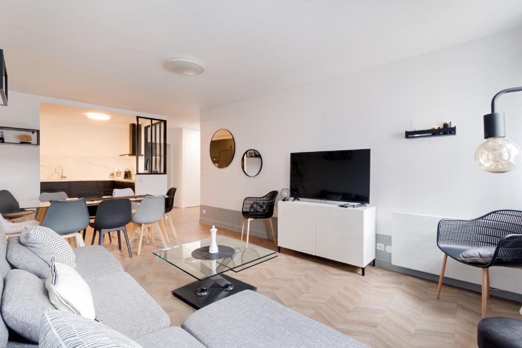 un salon avec un canapé et une table dans l'établissement Élégance - DisneyLand Paris - Vallée Village - 7 à 9 personnes, à Serris