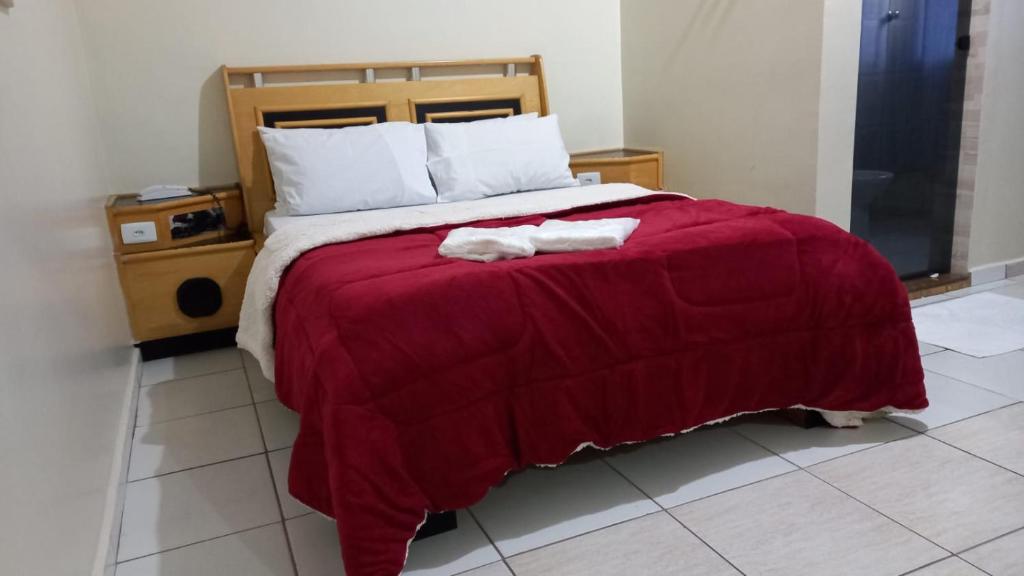 um quarto com uma cama com duas toalhas em HOTEL MODERNO em São Paulo