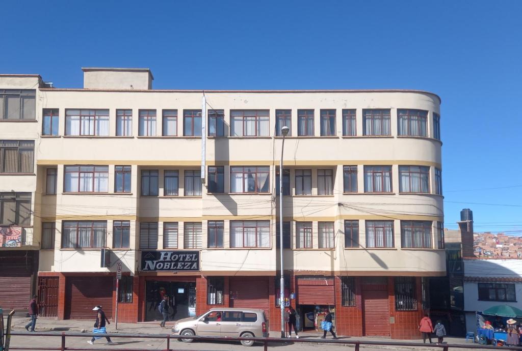 um edifício com um carro estacionado em frente em HOTEL NOBLEZA em Potosí