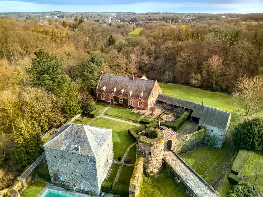 - une vue aérienne sur une demeure de caractère avec un château dans l'établissement Le Gîte du Domaine des Trois Tilleuls, à Villers-la-Ville