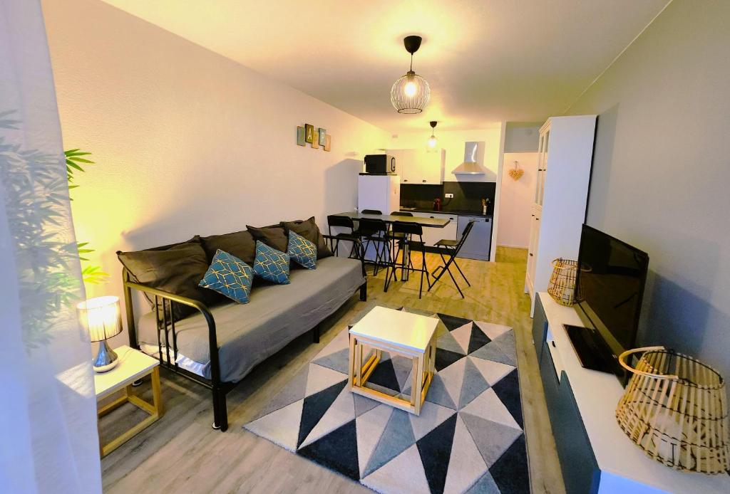 a living room with a couch and a table at Appartement vue océan in Lacanau-Océan